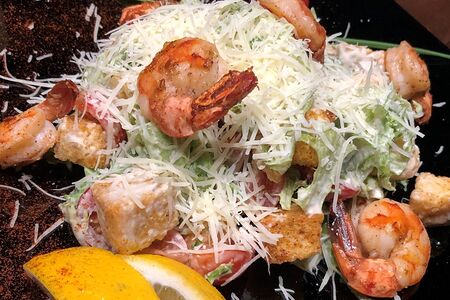 Салат Цезарь с креветкой