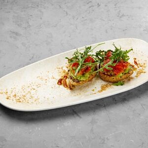 Брускетта с семгой, авокадо и соусом юдзу