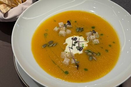 Тыквенный суп-пюре со страчателлой и гренками