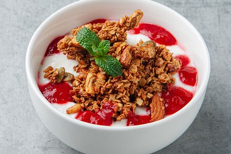 Домашний йогурт с гранолой и ягодным соусом 