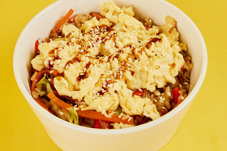 Жареный рис с овощами