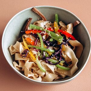 Домашняя лапша с говядиной и перцем Цуйван