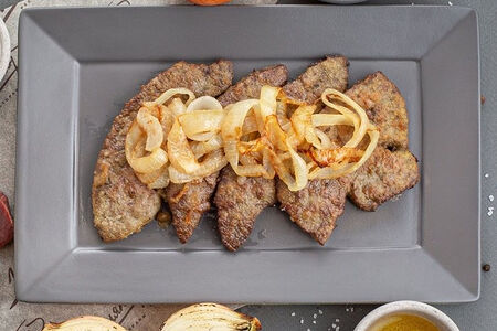 Жареная говяжья печень с луком