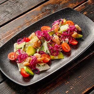 Салат с креветкой и копченым айоли