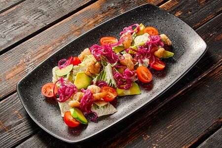 Салат с креветкой и копченым айоли