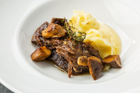 Томленый говяжий бок с картофельным пюре и соусом из белых грибов