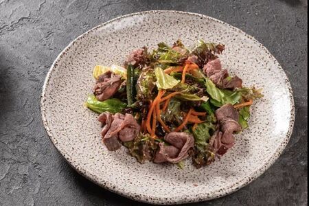 Ростбиф и стручковая фасоль на подушке из хрустящей зелени