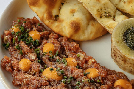 Тартар из говядины с костным мозгом и айоли из аджики