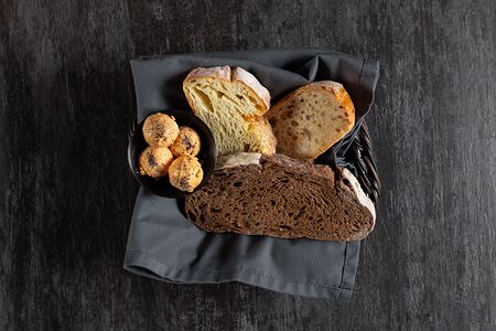 Хлебная корзина со взбитым маслом