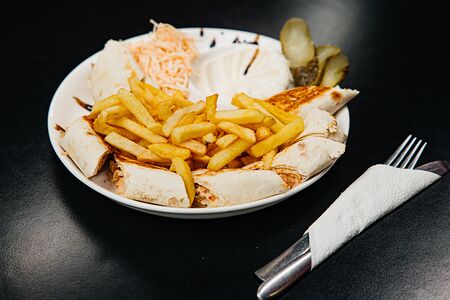 Шаурма в тарелке с курицей