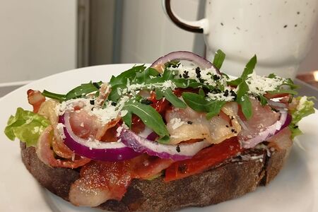 Брускетта с беконом