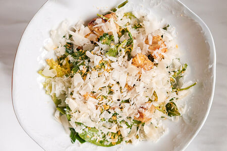 Наш Цезарь с курочкой, гренками и пармезаном