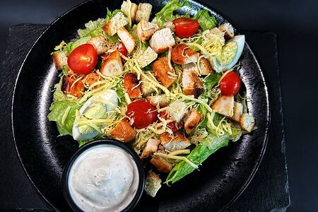 Салат Цезарь с курицей