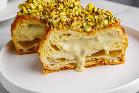 Слойка с фисташковым кремом