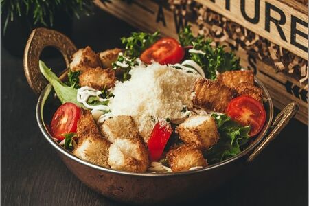 Салат Цезарь с индейкой гриль