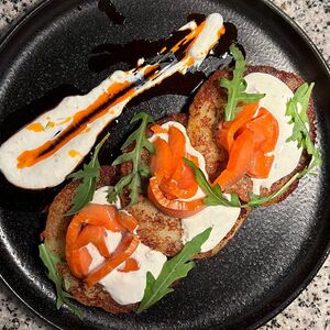 Драники с копченным лососем и крем чизом     