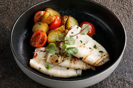 Командорский кальмар с черри и мини-картофелем