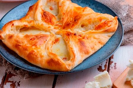 Хачапури из слоеного теста