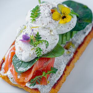 Картофельная вафля с прослойкой из амаранта, лососем и яйцом пашот