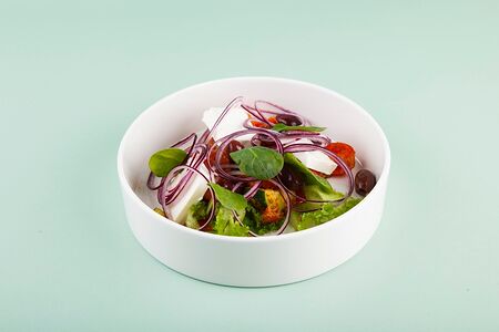 Греческий салат с оливками каламата