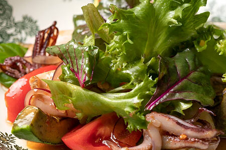 Салат с мини-кальмарами