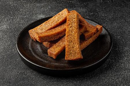 Гренки с чесноком и сливочным соусом