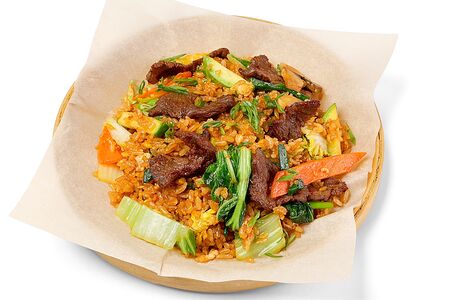 Жареный рис с говядиной и овощами