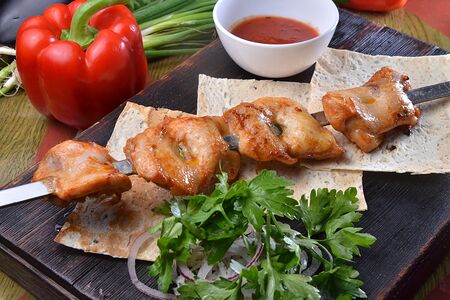 Шашлык из куриных бедрышек с соусом сацебели