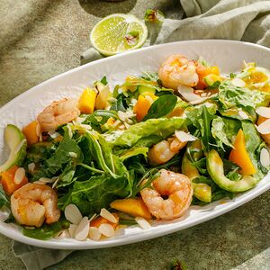 Салат с креветками и манго