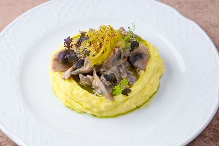 Бефстроганов из говядины в соусе из печеного чеснока 