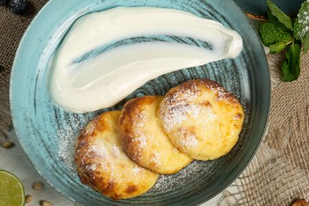 Сырники творожные на деревенском твороге