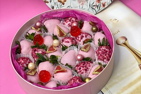 Круглая подарочная композиция из клубники в розовом шоколаде М