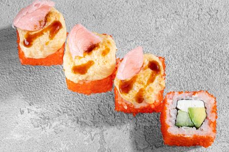 Запеченный ролл с креветкой и моцареллой