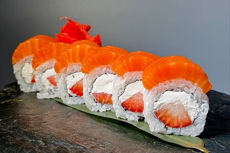 Ролл Филадельфия с клубникой