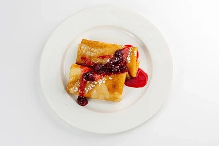 Блины с рикоттой и вишневым соусом