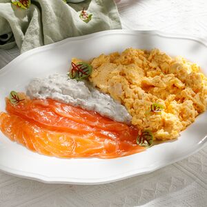 Скрембл с трюфельным соусом и лососем