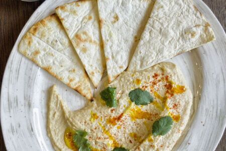 Хумус из белой фасоли и нута с тортильей