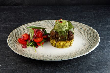 Стейк Турнедо с печеным картофелем