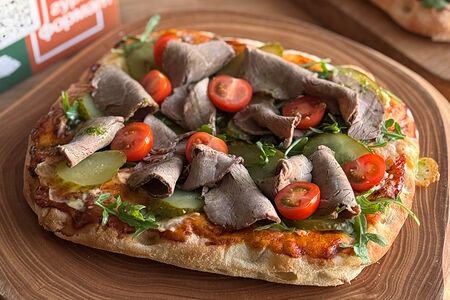 Римская пицца с ростбифом 