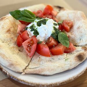 Фокачча с томатами и страчателлой 