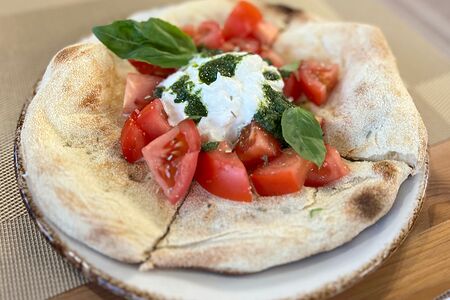 Фокачча с томатами и страчателлой 