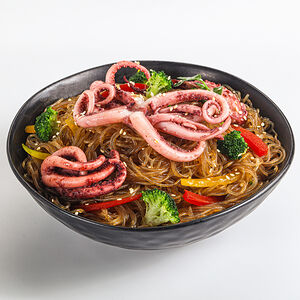 Фунчоза с щупальцами кальмара в соусе терияки