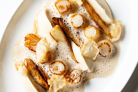 Жареные гребешки с пастернаком и соусом из хереса