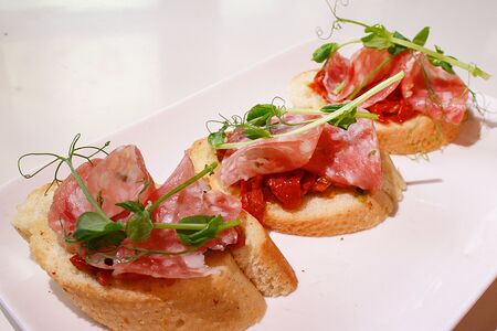 Брускетта с Чоризо и вялеными томатами