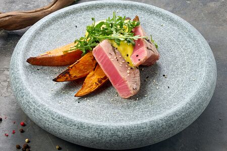 Тунец с бататом и манго-соусом