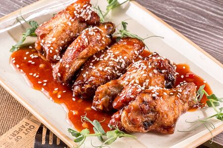 Куриные крылышки в медово-имбирном соусе тейнер