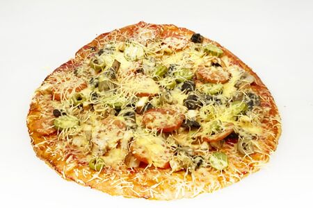 Пицца на тонком тесте с курицей и грибами