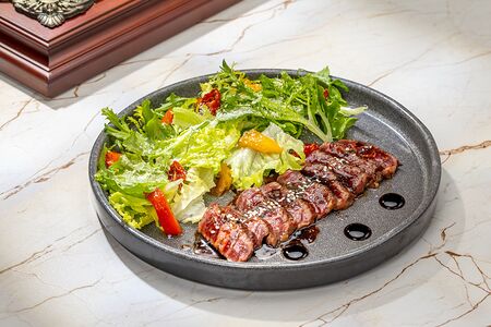 Стейк салат Мачете с соусом Кальби 