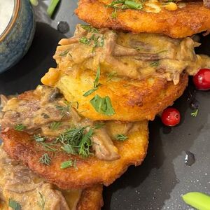 Драники с нежной рваной говядиной с фирменным соусом