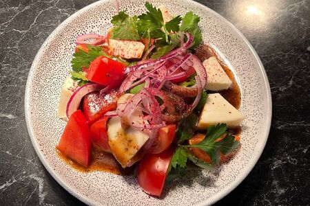 Салат с томатами с копчёным сыром и кавказской заправкой